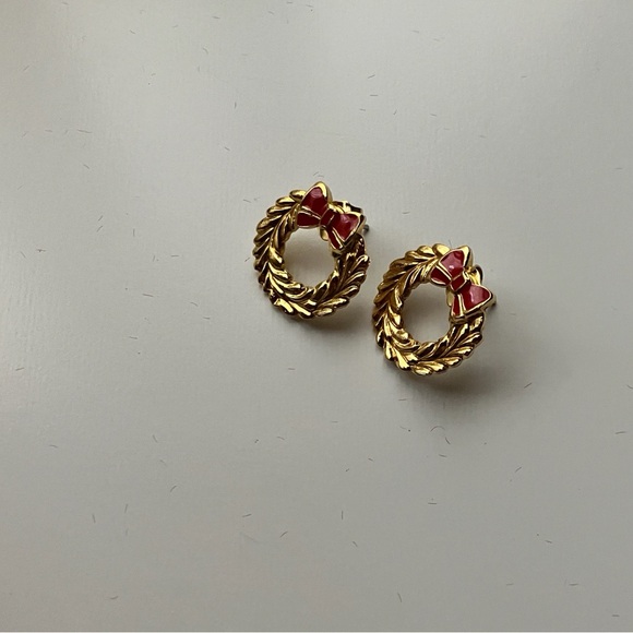 Vintage AVON GOLDTONE WREATH EARRINGS PIERCED SURGICAL STEEL POST - Picture 3 of 4
